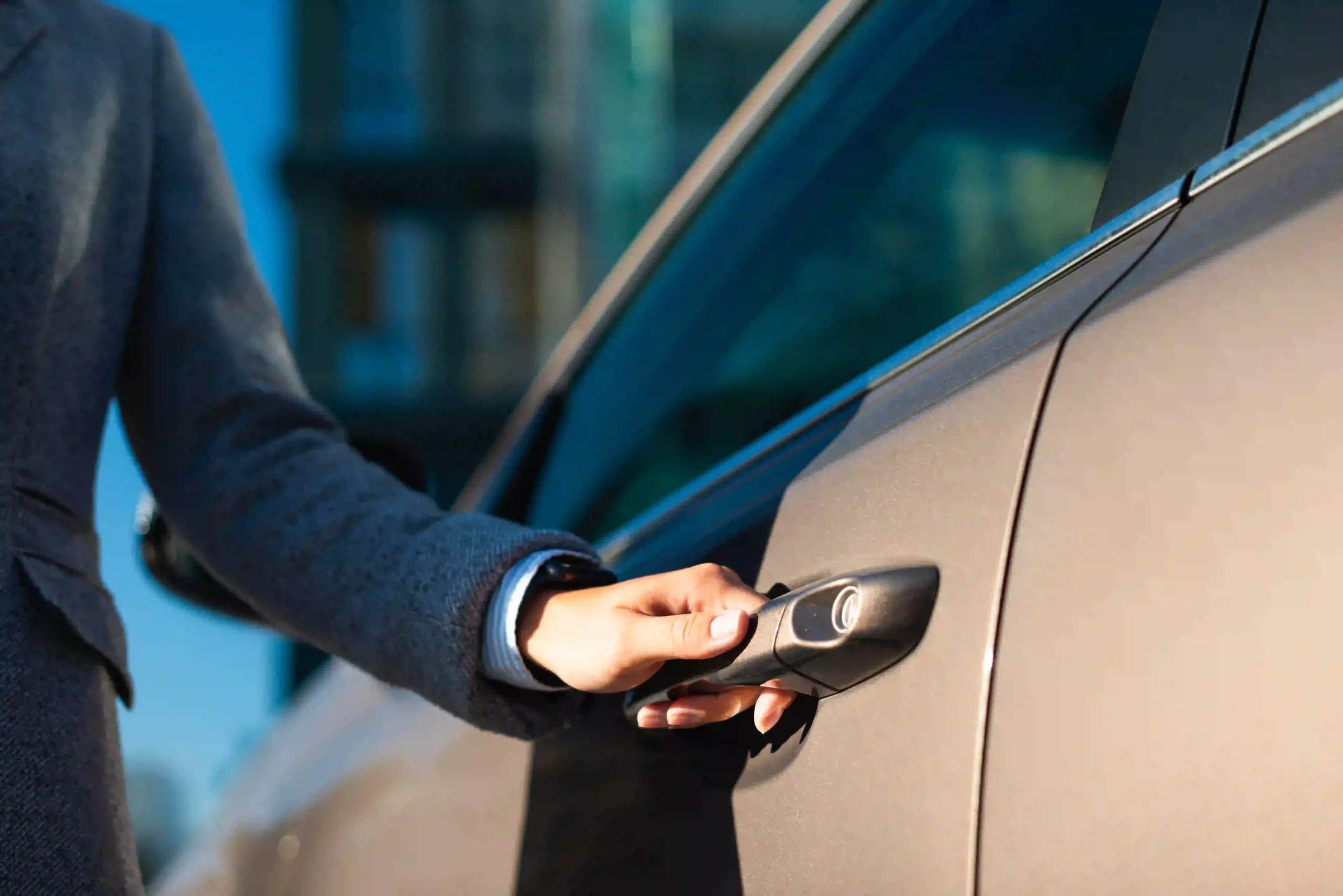 Locksmith Altamonte Springs replacing a broken car key for fast automotive access.