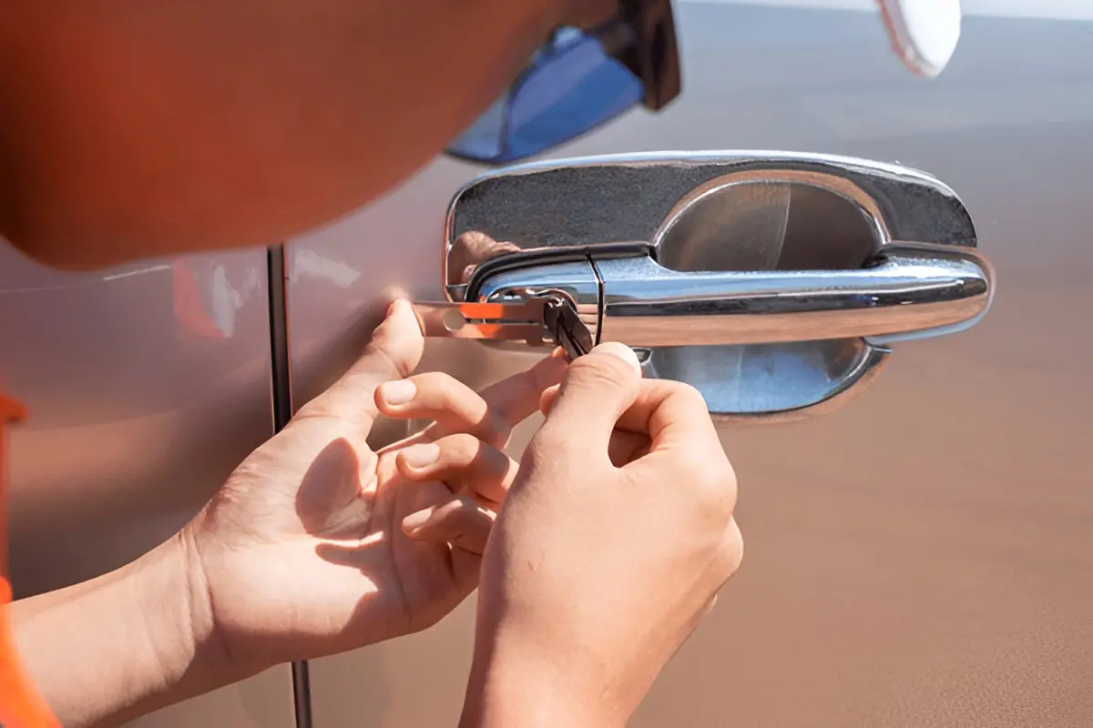 Keys On Wheels Locksmith Orlando providing fast auto locksmith services for drivers in Orlando